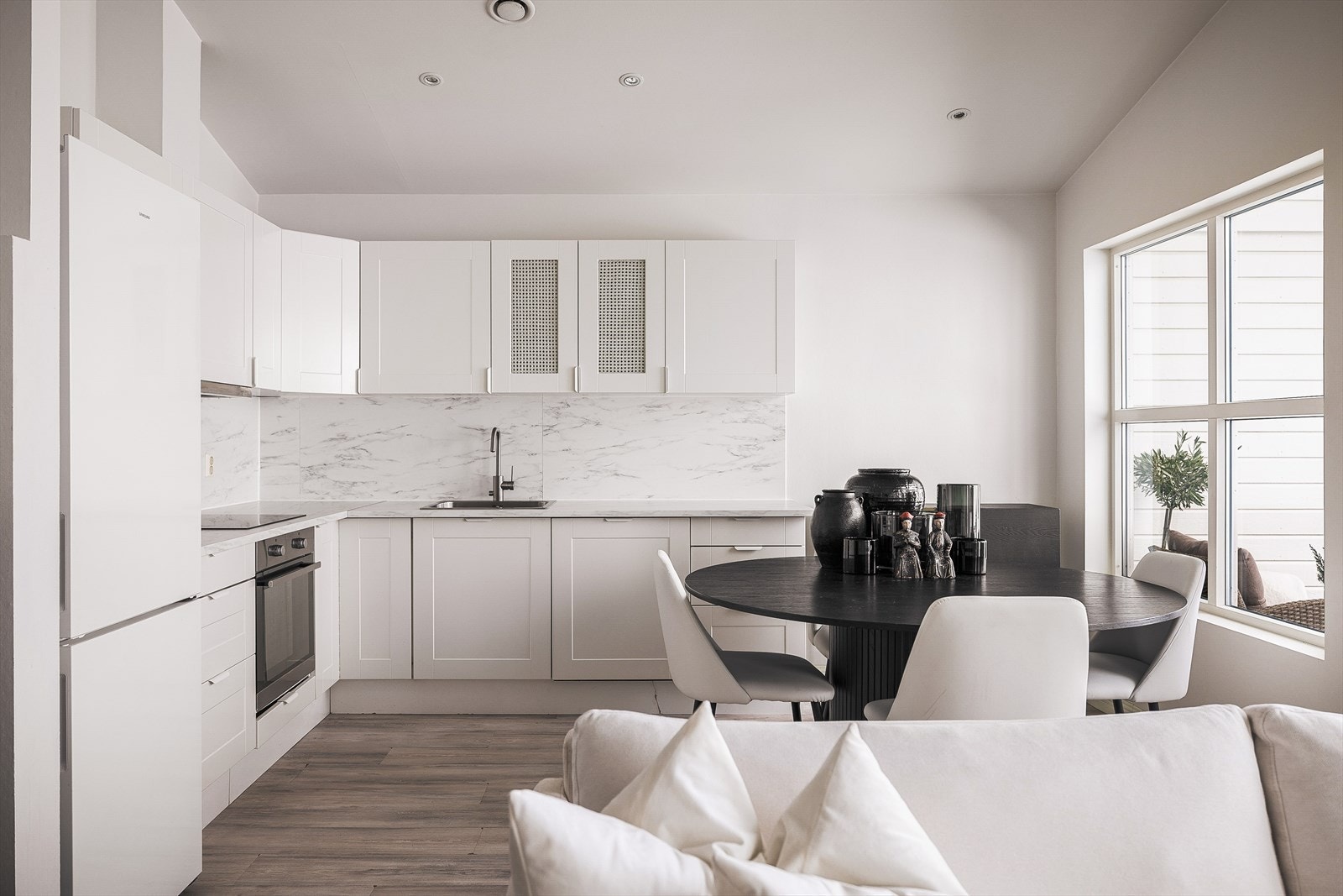 Her er det godt med benkeplass, skap og skuffeplass som legger til rette for lagring av diverse kjøkkenutstyr. Galleribilde