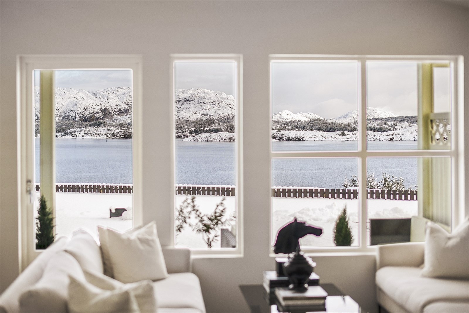 Fra stuen er det spektakulær utsikt mot Herdlefjorden! Galleribilde