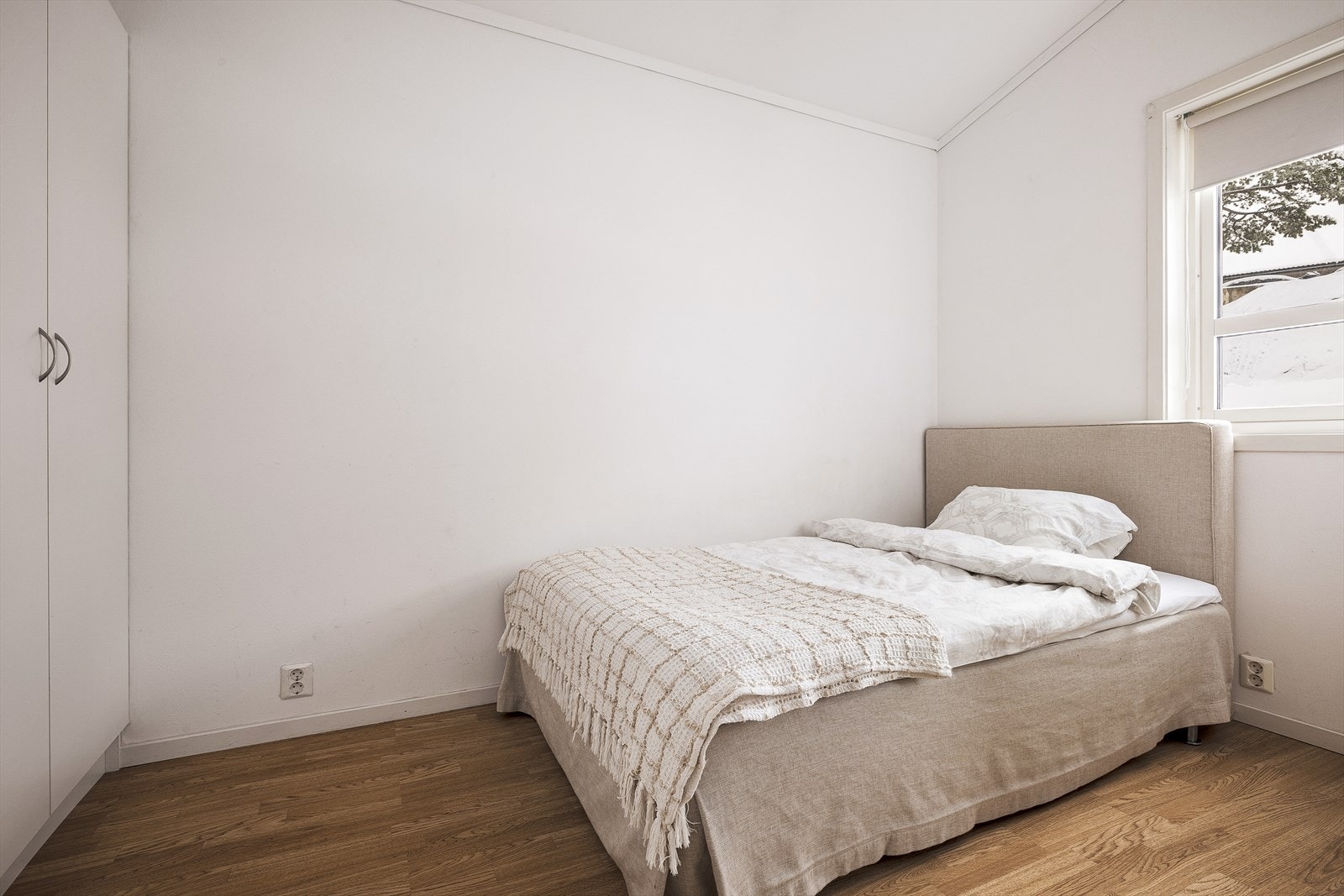 Her er det plass til seng og annet trivelig soveromsmøblement som bidrar til en behagelig og lun soveromsatmosfære. Galleribilde