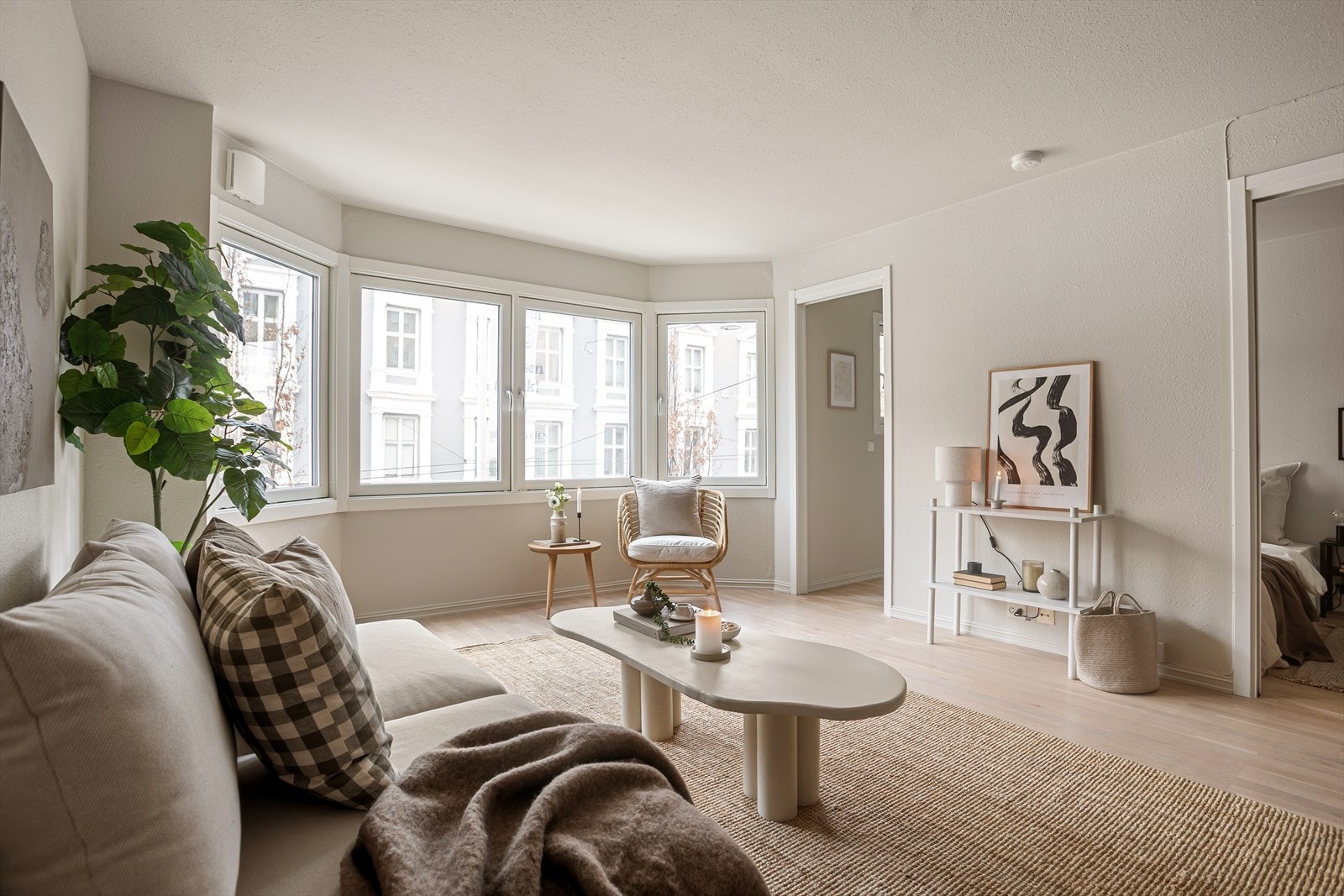 Leiligheten har en god plassering i 2. etasje med heisadkomst Galleribilde