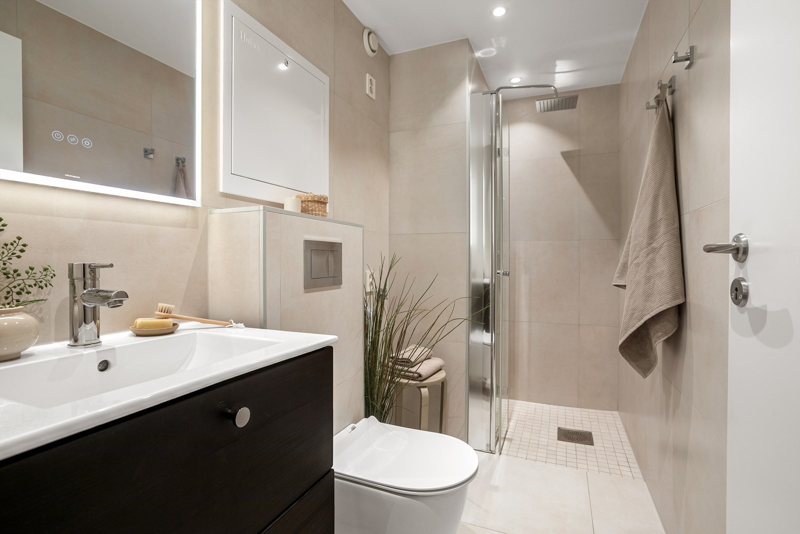 Nyoppusset baderom i 2022 - stilrent og oppgradert med delikate fliser og moderne innredning Galleribilde