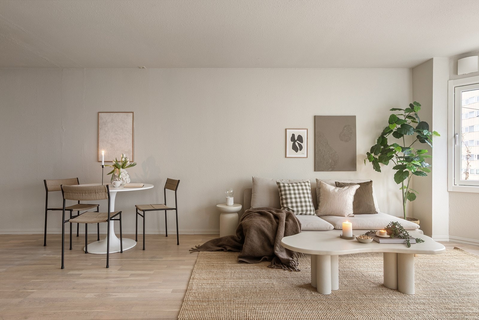 Nymalte vegger og tak i 2025 - boligen fremstår lys, moderne og innflyttingsklar Galleribilde