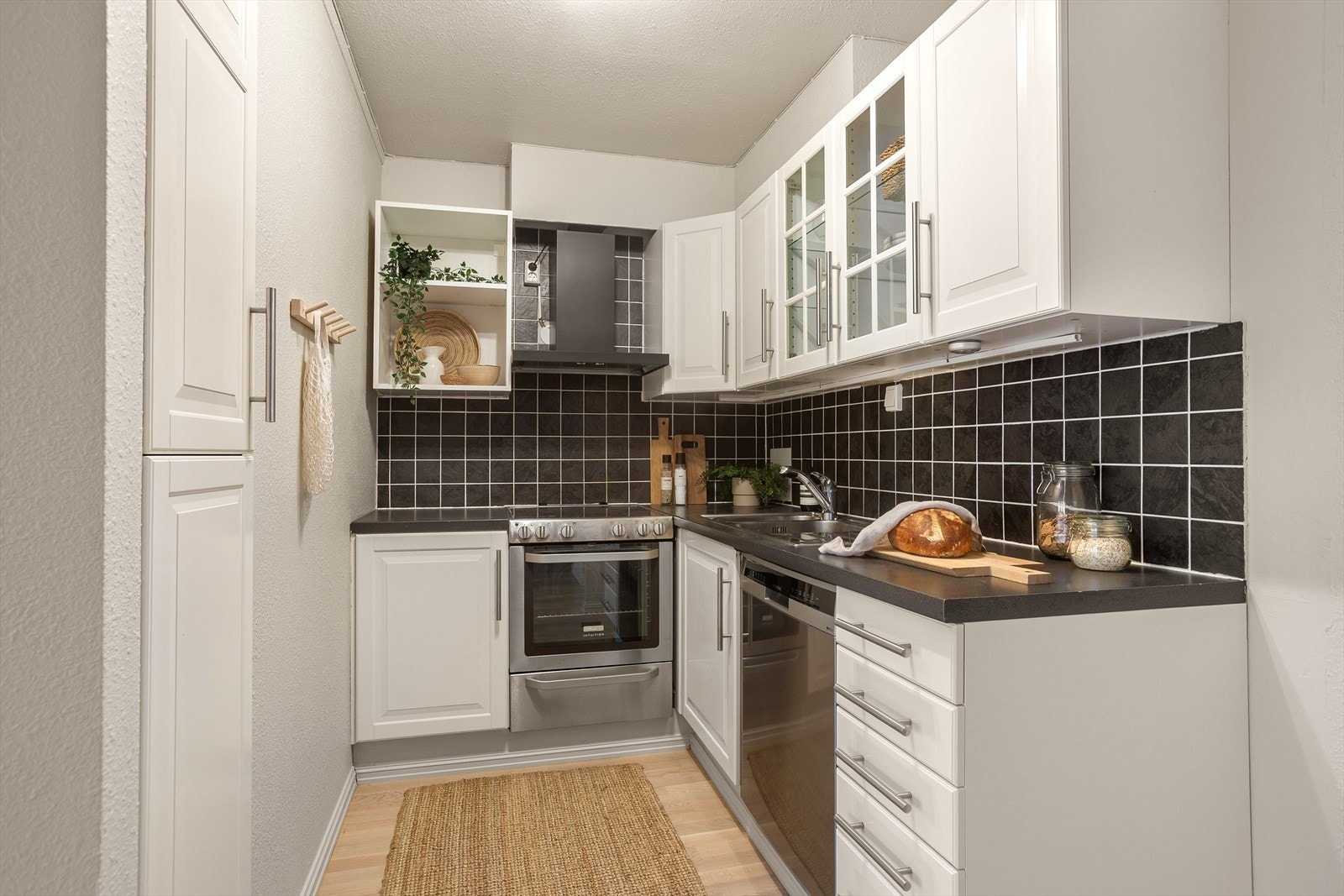 Kjøkkeninnredning med profilerte fronter og laminat benkeplate Galleribilde