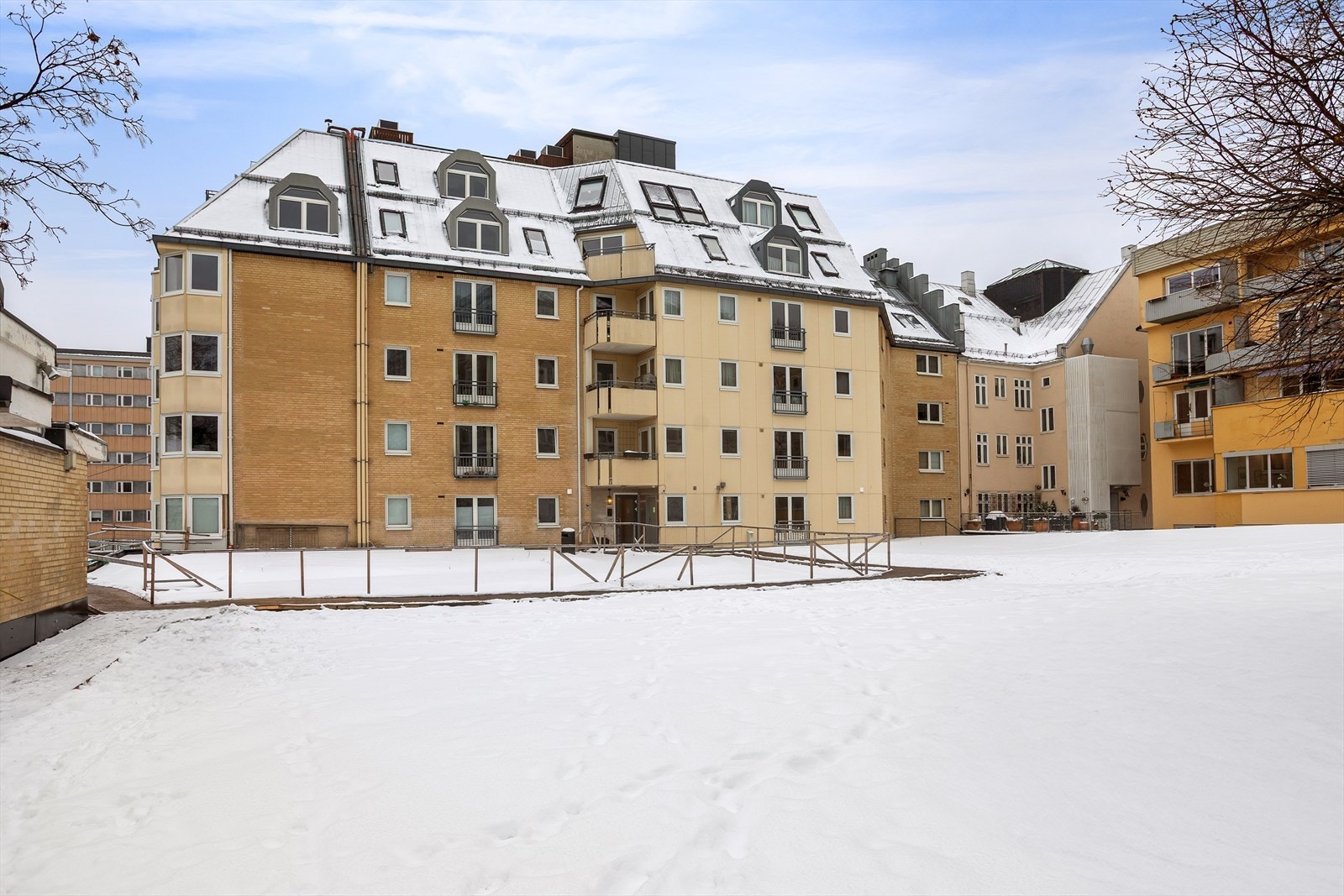 Leilighetens sentrale beliggenhet gjør at det er gangavstand til flere av byens mest populære områder som Bislett, St.Hanshaugen, Frogner og Sentrum Galleribilde
