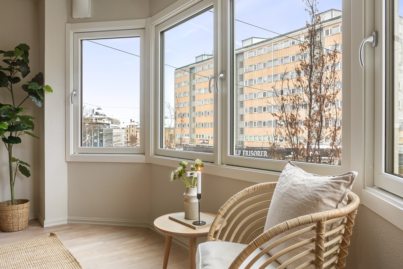 Stuen byr på rikelig lysinnslipp og en elegant karnapp som gir både særpreg og ekstra romfølelse Galleribilde