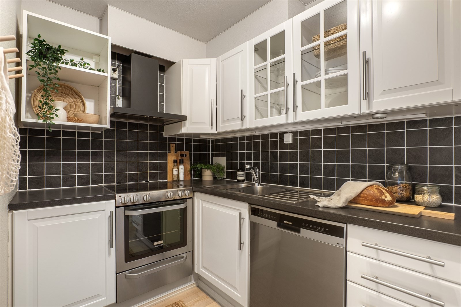 Komfyr og oppvaskmaskin(ny fra 2022) medfølger handelen. Det ble montert ny kjøkkenventilator i 2020 Galleribilde