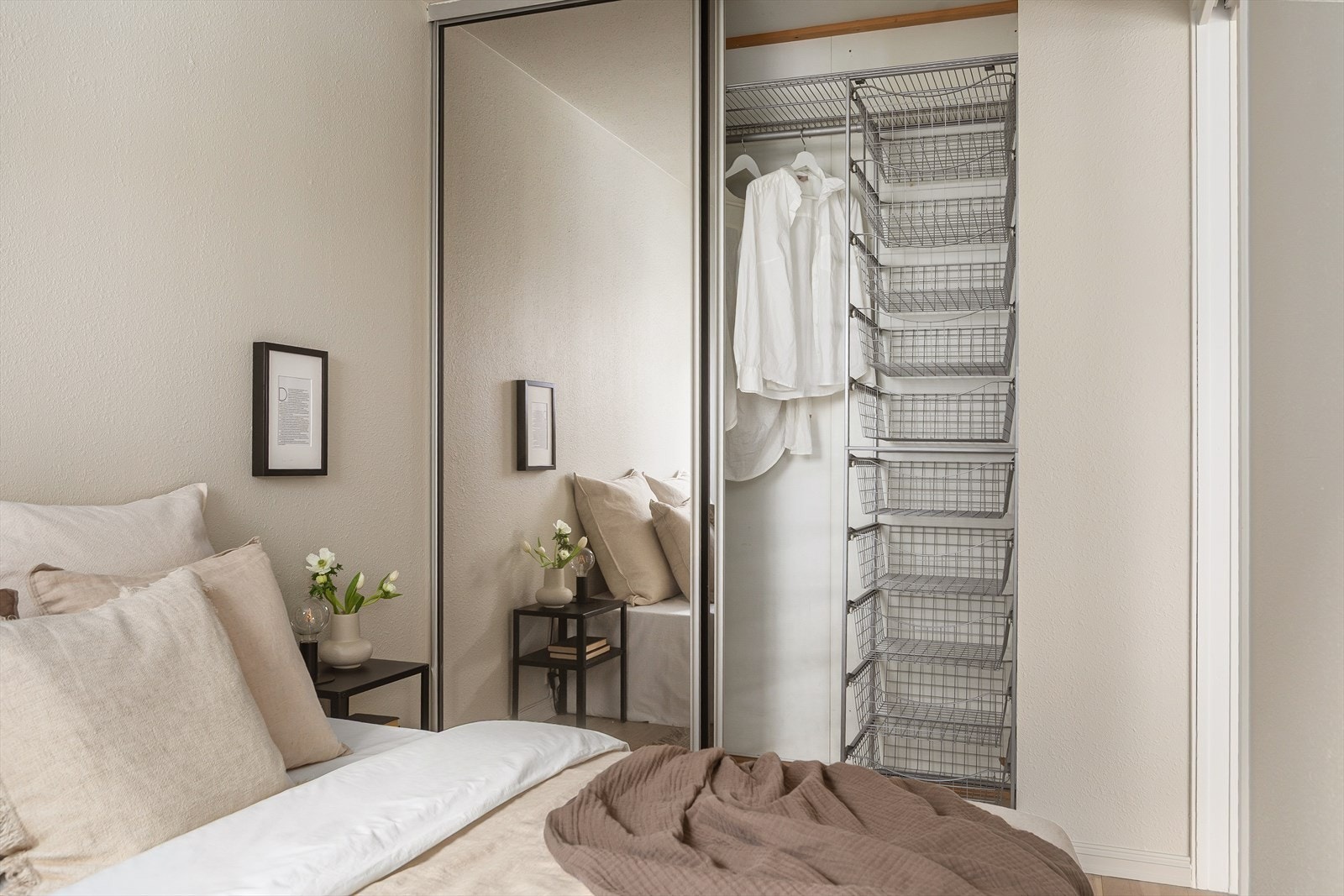 Parktisk skyvedørsgraderobe med gode oppbevaringsmuligheter Galleribilde