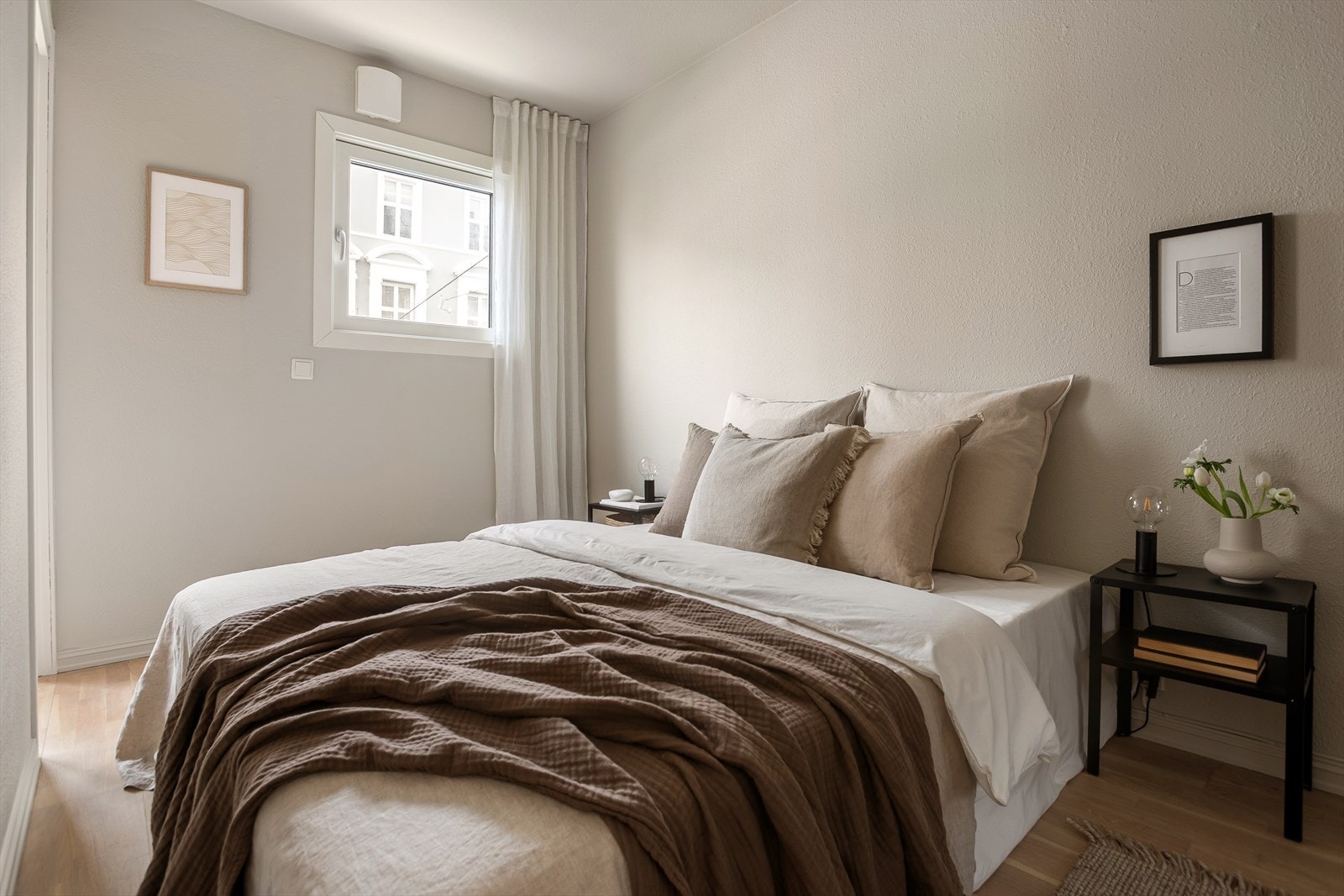 På soverommet er det god plass til dobbeltseng og nattbord Galleribilde