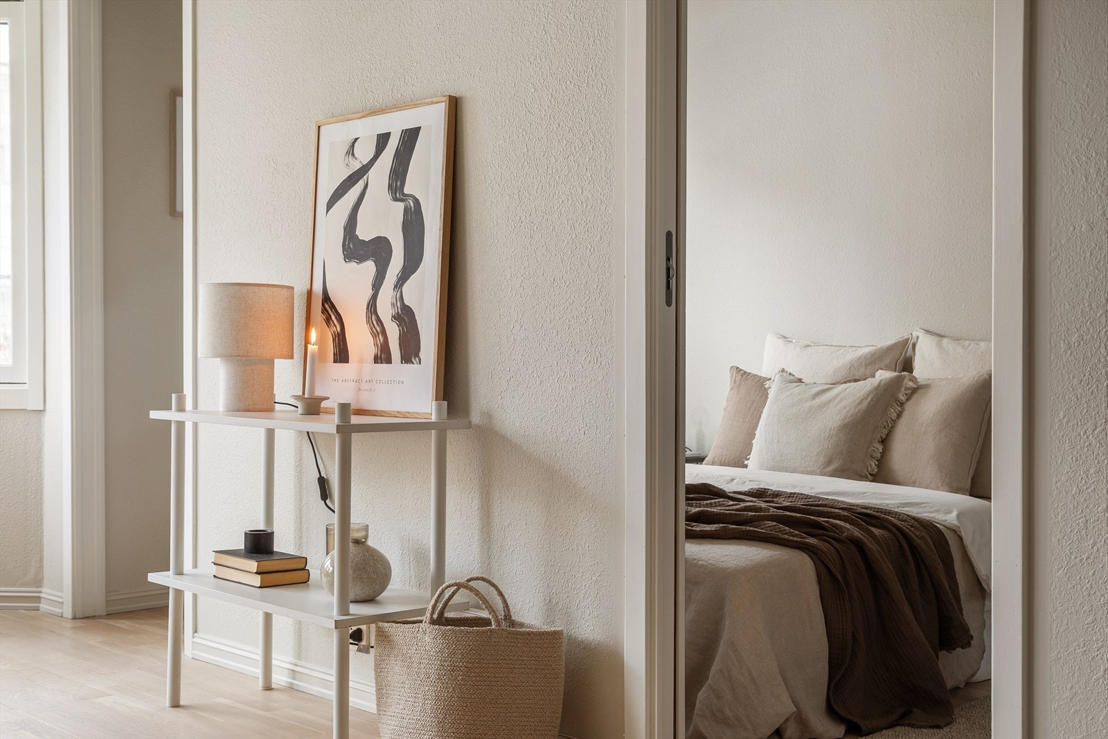 Fra stuen har du adkomst til romslig soverom Galleribilde