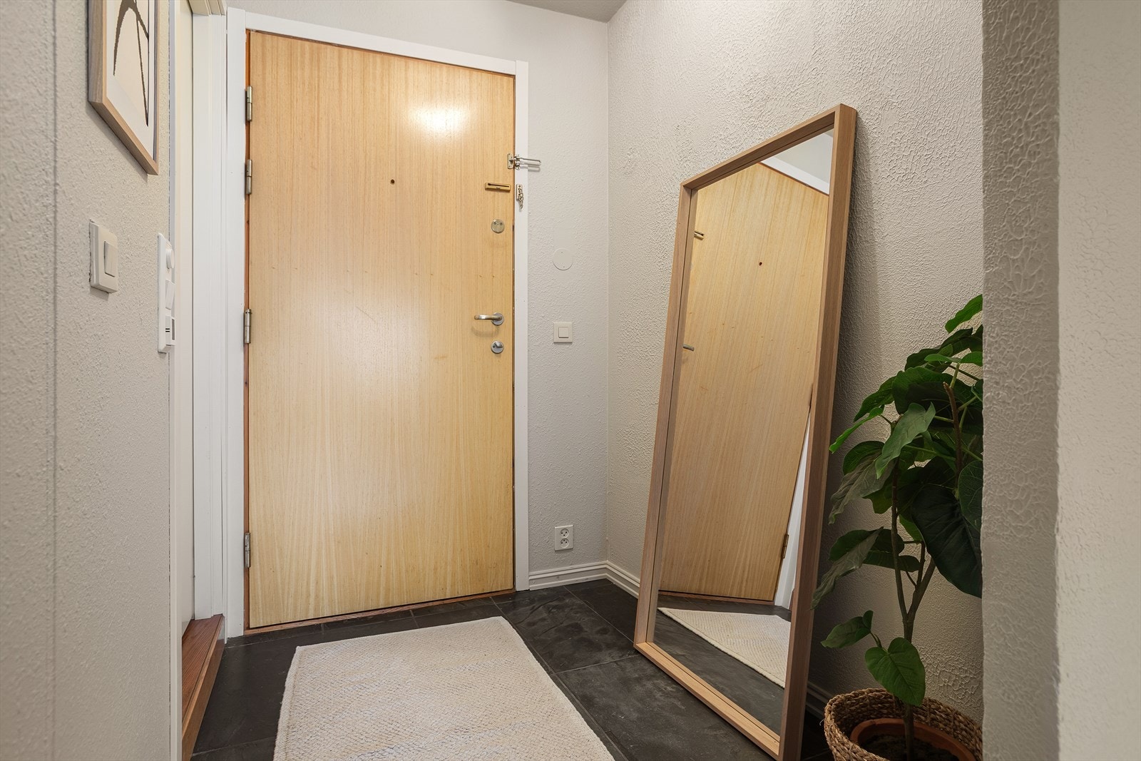 Entrè med plass til å henge fra seg yttertøy og sette fra seg sko Galleribilde