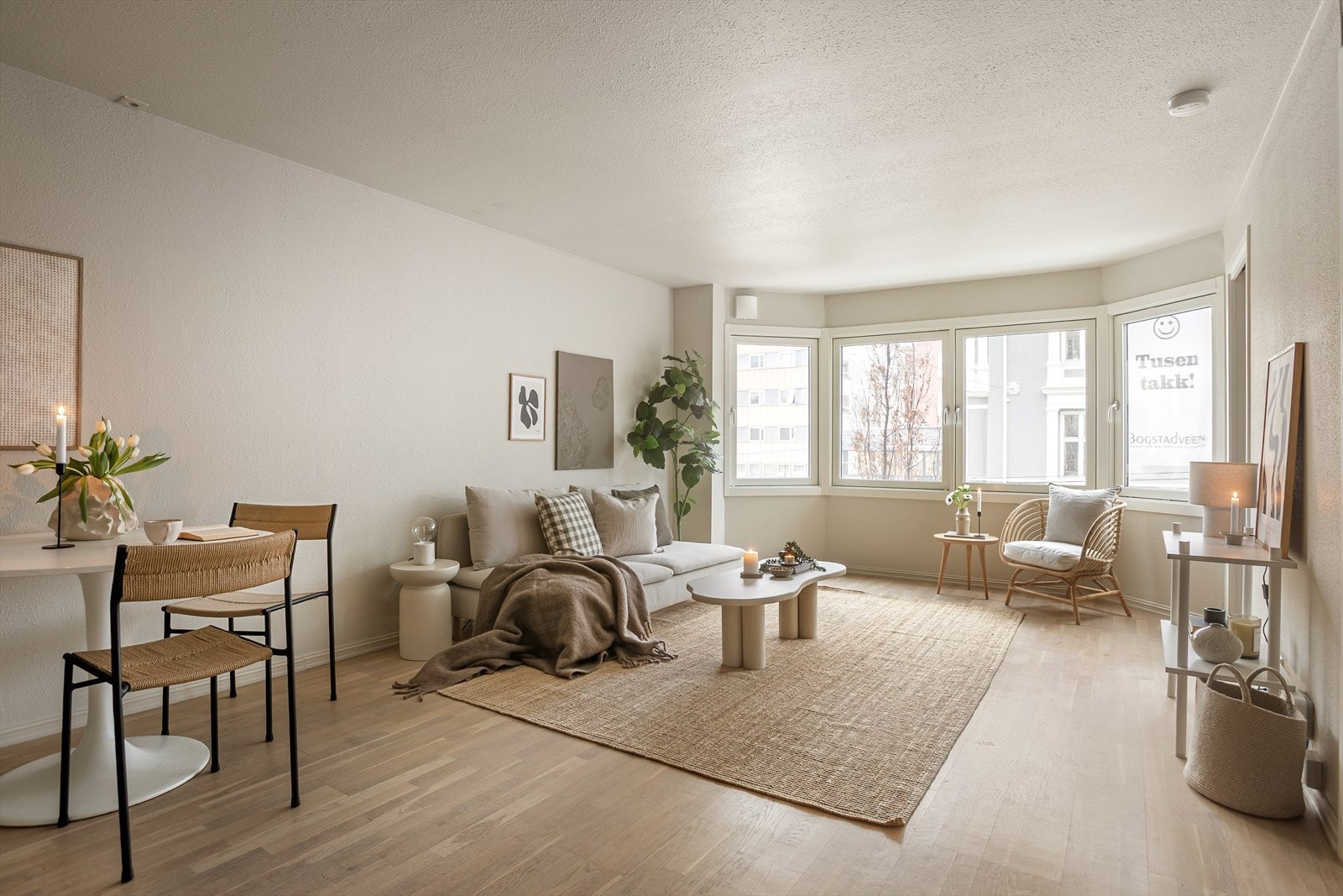 Stuen har store og flotte vindusflater som slipper inn godt med lys. Vinduene er nye fra 2024 og ble byttet i regi av sameiet Galleribilde