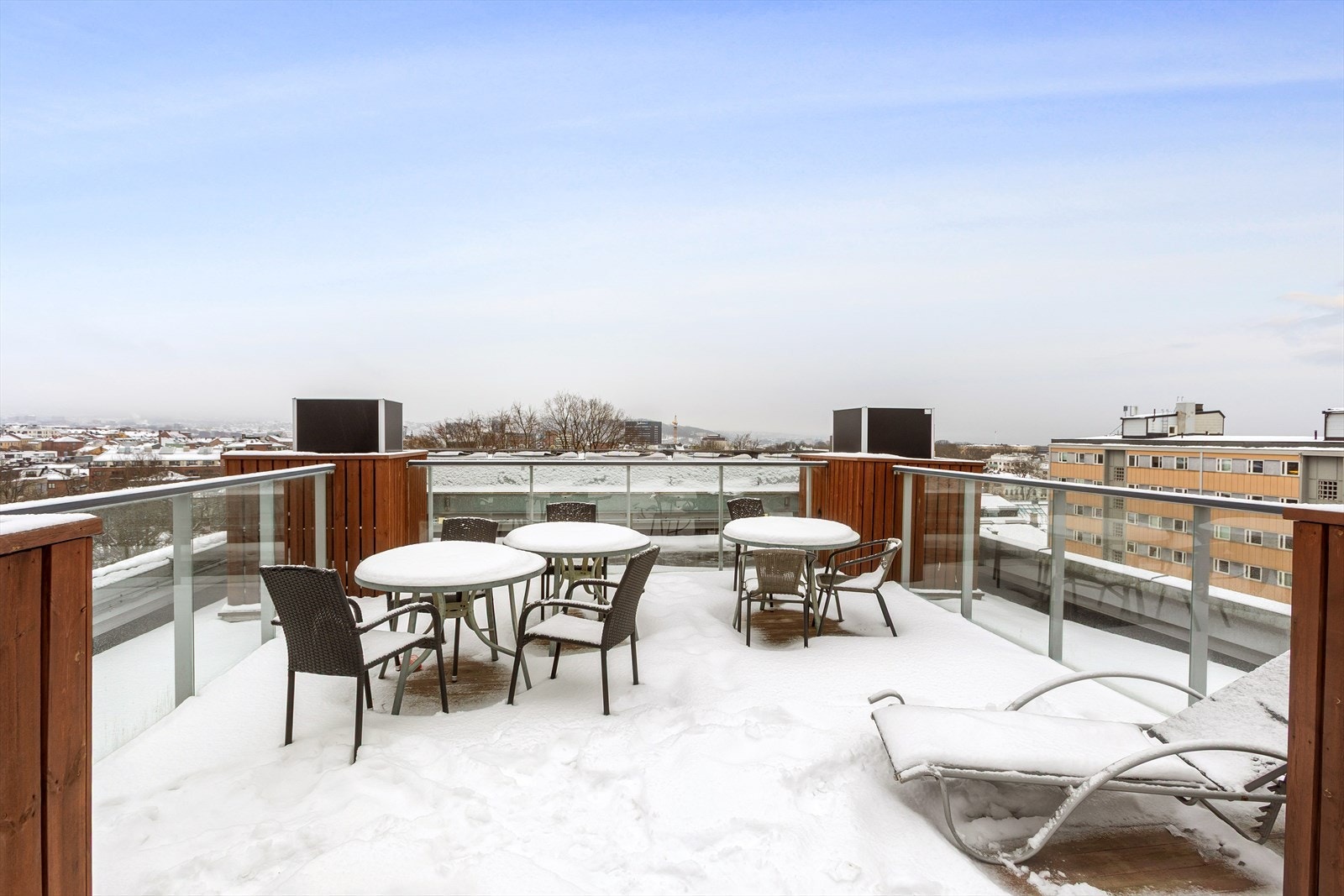 Felles takterrasse med fantastisk utsikt og gode solforhold Galleribilde