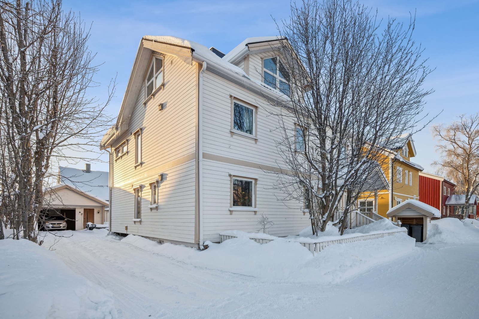 Huse med garage Galleribilde