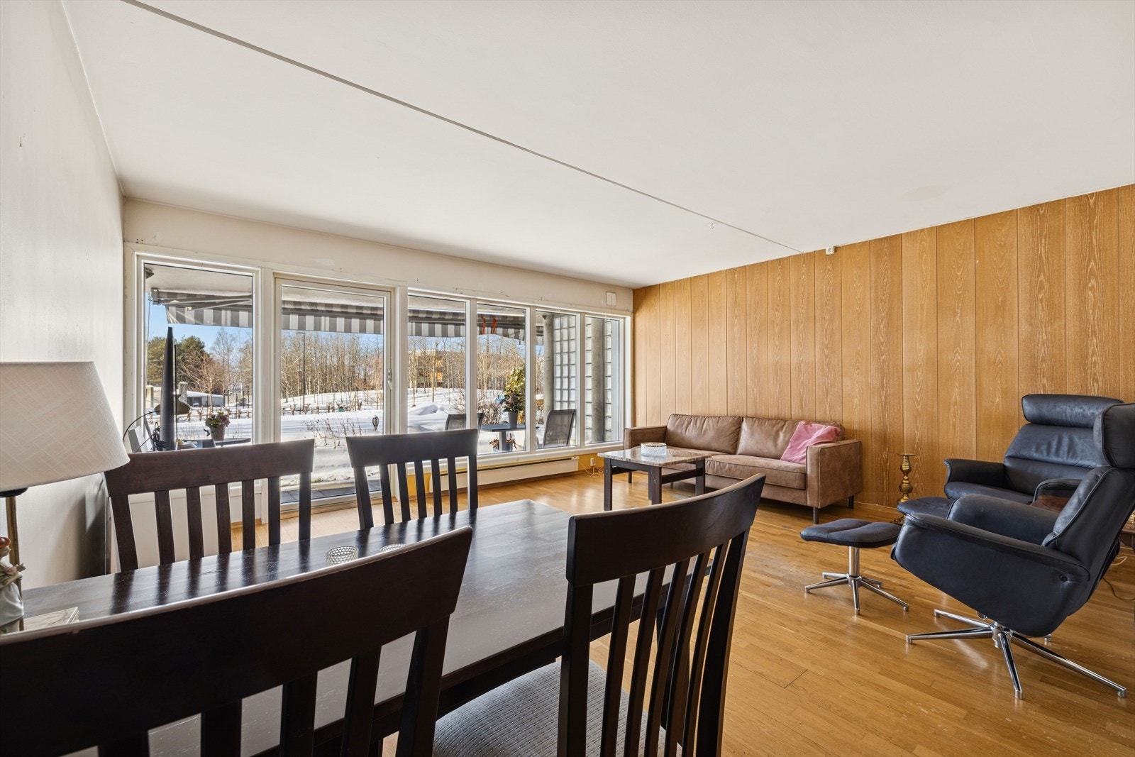 De gode vindusflatene sammen med terrassedøren sørger for en hyggelig atmosfære i rommet og godt med lysinnslipp. Galleribilde