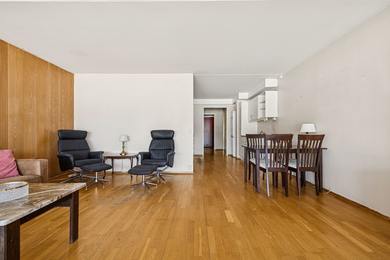 Fin sone for spisebord i stuen - her kan man invitere venner og familie til hyggelige lag! Galleribilde