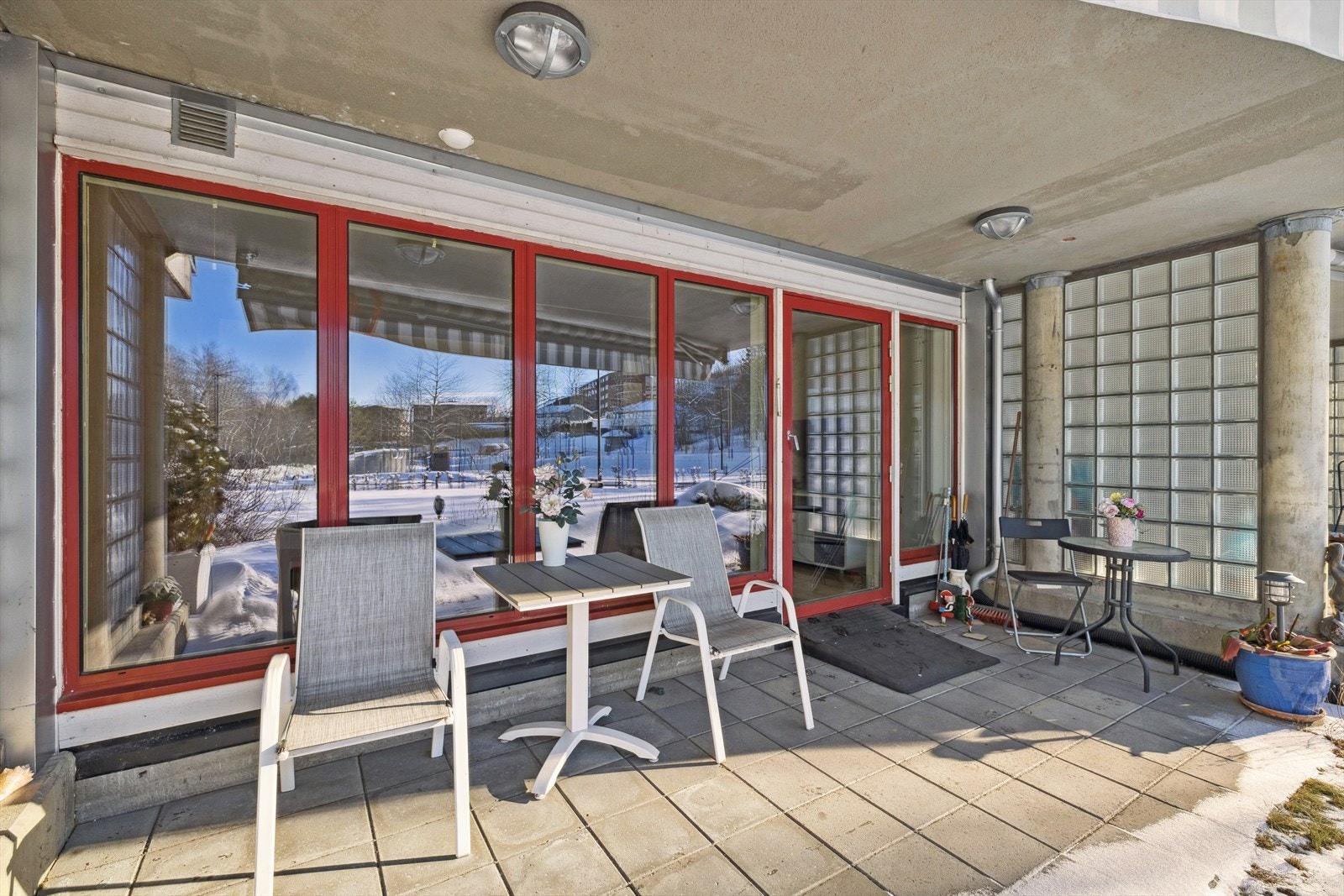 Terrassen fungerer som en naturlig forlengelse av stuen og gir et hyggelig uterom som kan nytes store deler av året. Galleribilde