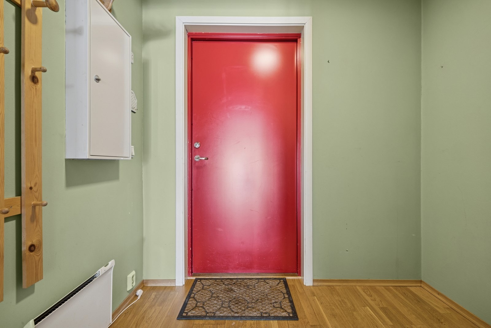 Her er det god plass til å sette fra deg sko og henge fra deg yttertøy. Galleribilde