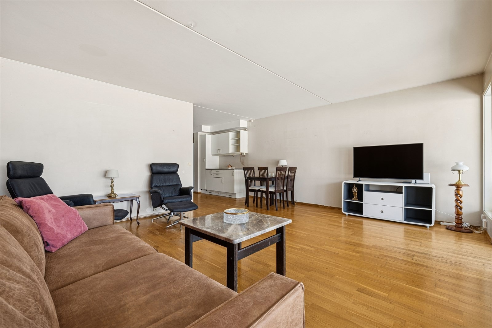 Romslig stue med gode lysflater og fleksible møbleringsmuligheter. Galleribilde