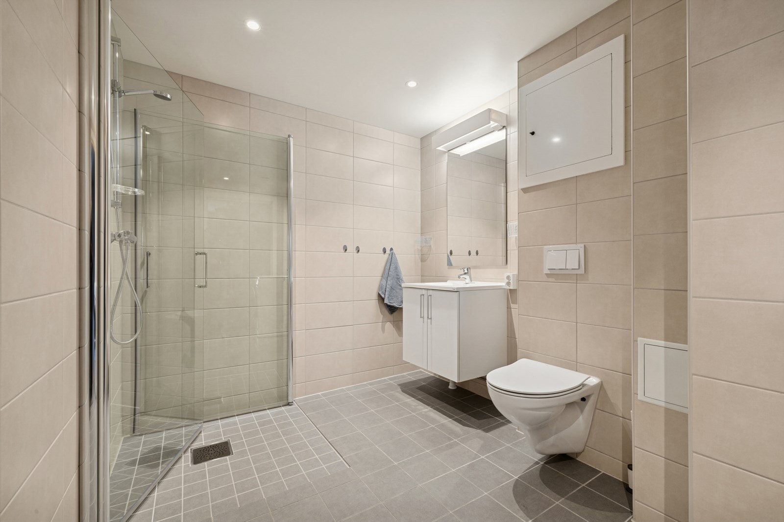 Badet ble pusset opp i 2023 i regi av borettslaget og fremstår som lyst og moderne. Her får du en behagelig start på dagen med elektrisk gulvvarme som gir god komfort året rundt. Galleribilde