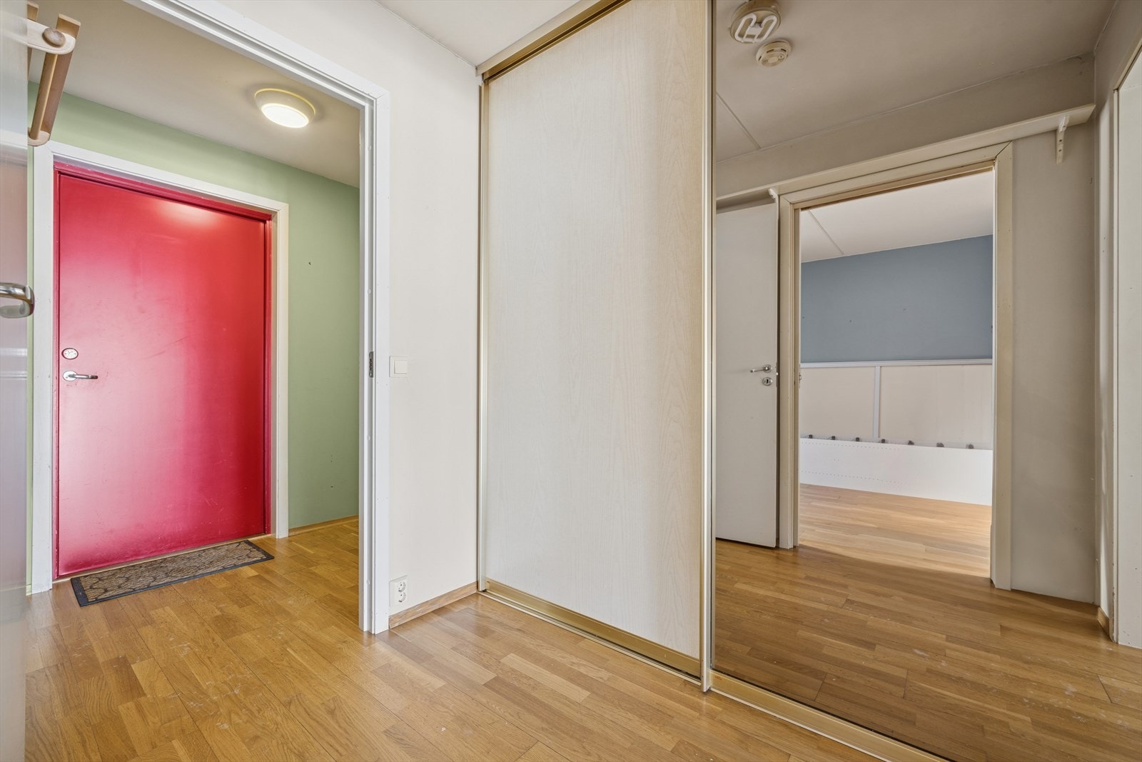 Du ønskes velkommen inn i en romslig entré. Galleribilde