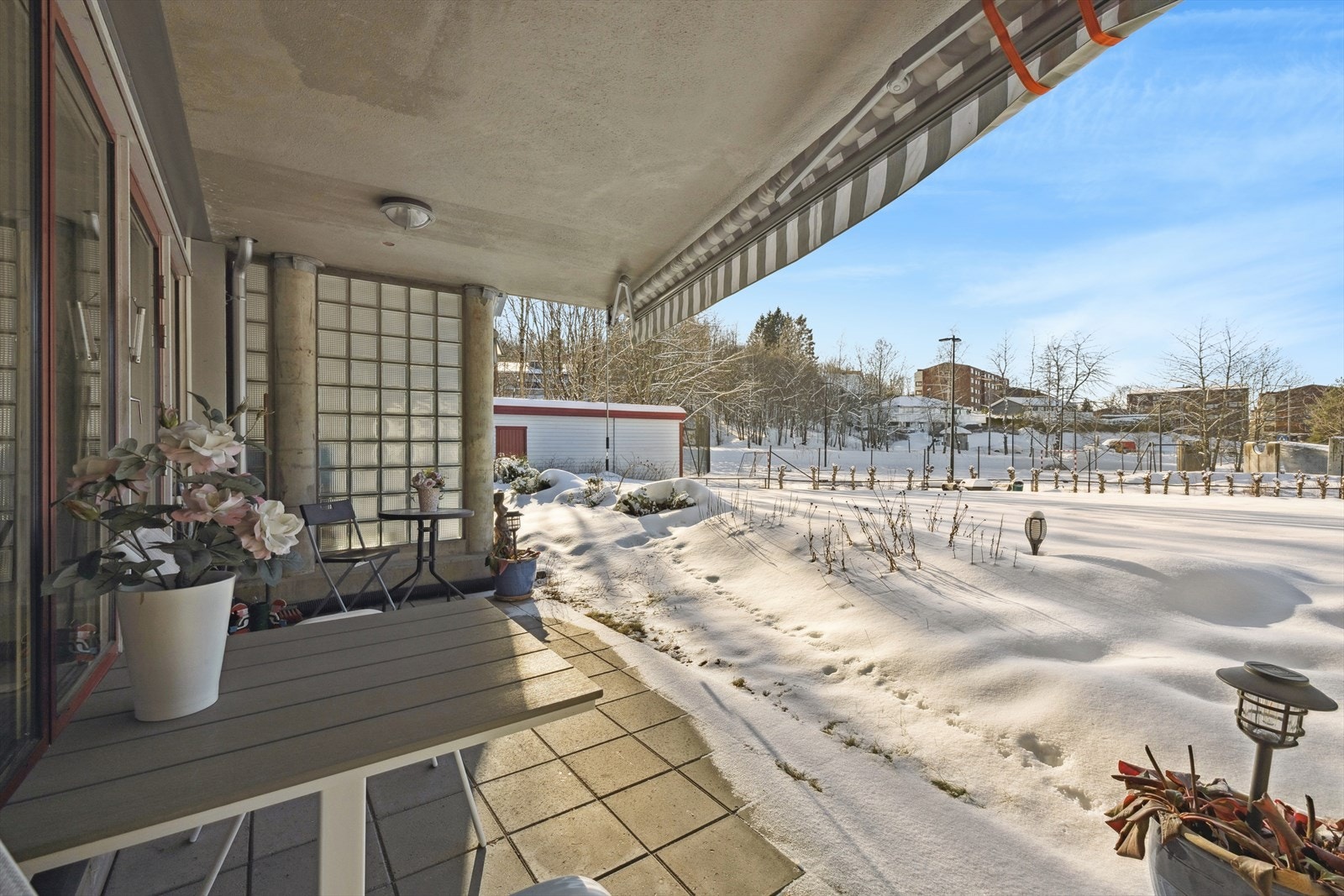 Terrasse på bakkenivå som gir en lett tilgjengelig uteplass. Galleribilde