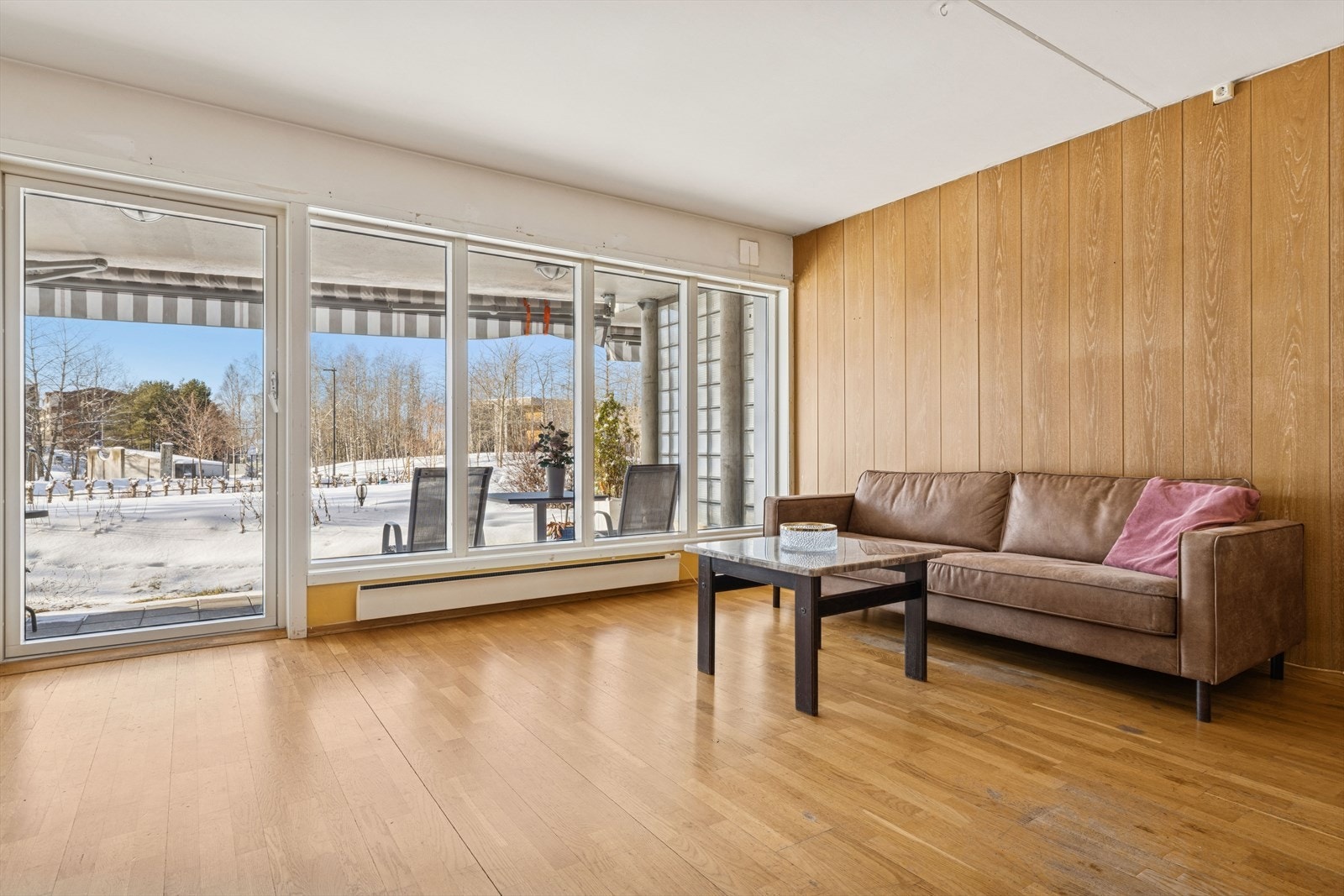 Fra stuen er det utgang til en herlig vestvendt markterrasse på ca. 10,3 kvm. Galleribilde