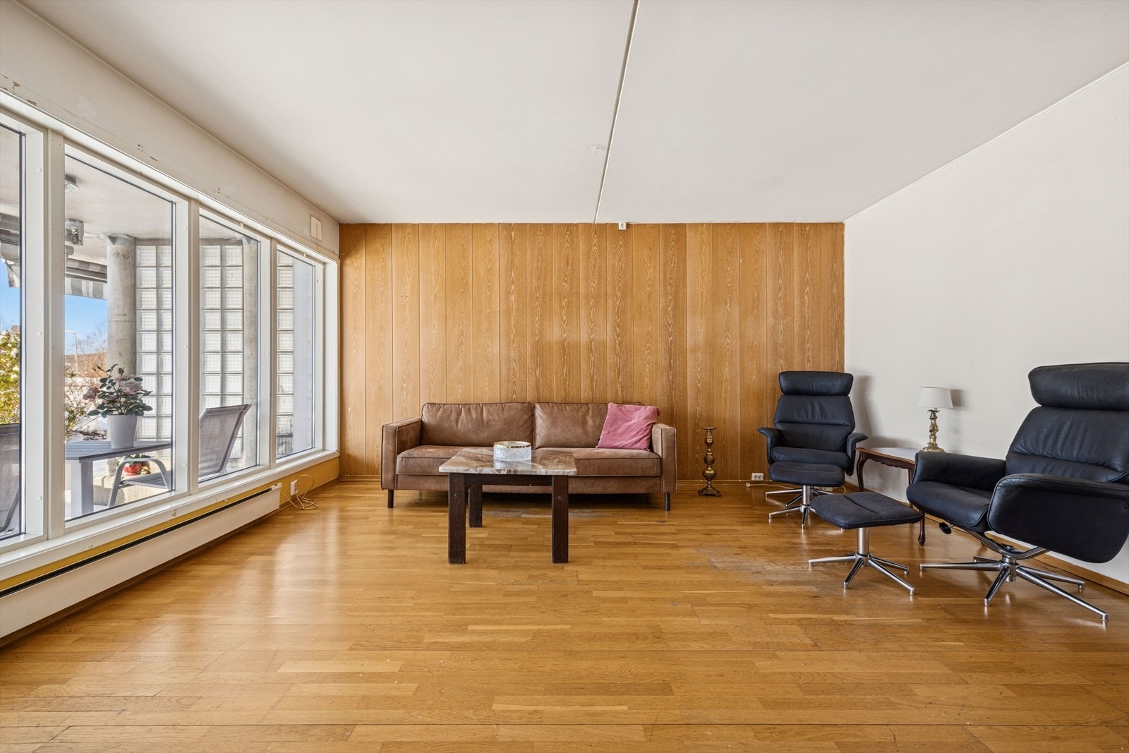 Her er det god plass til en hyggelig sofakrok, ønsket medie- og oppbevaringsmøblement. Galleribilde