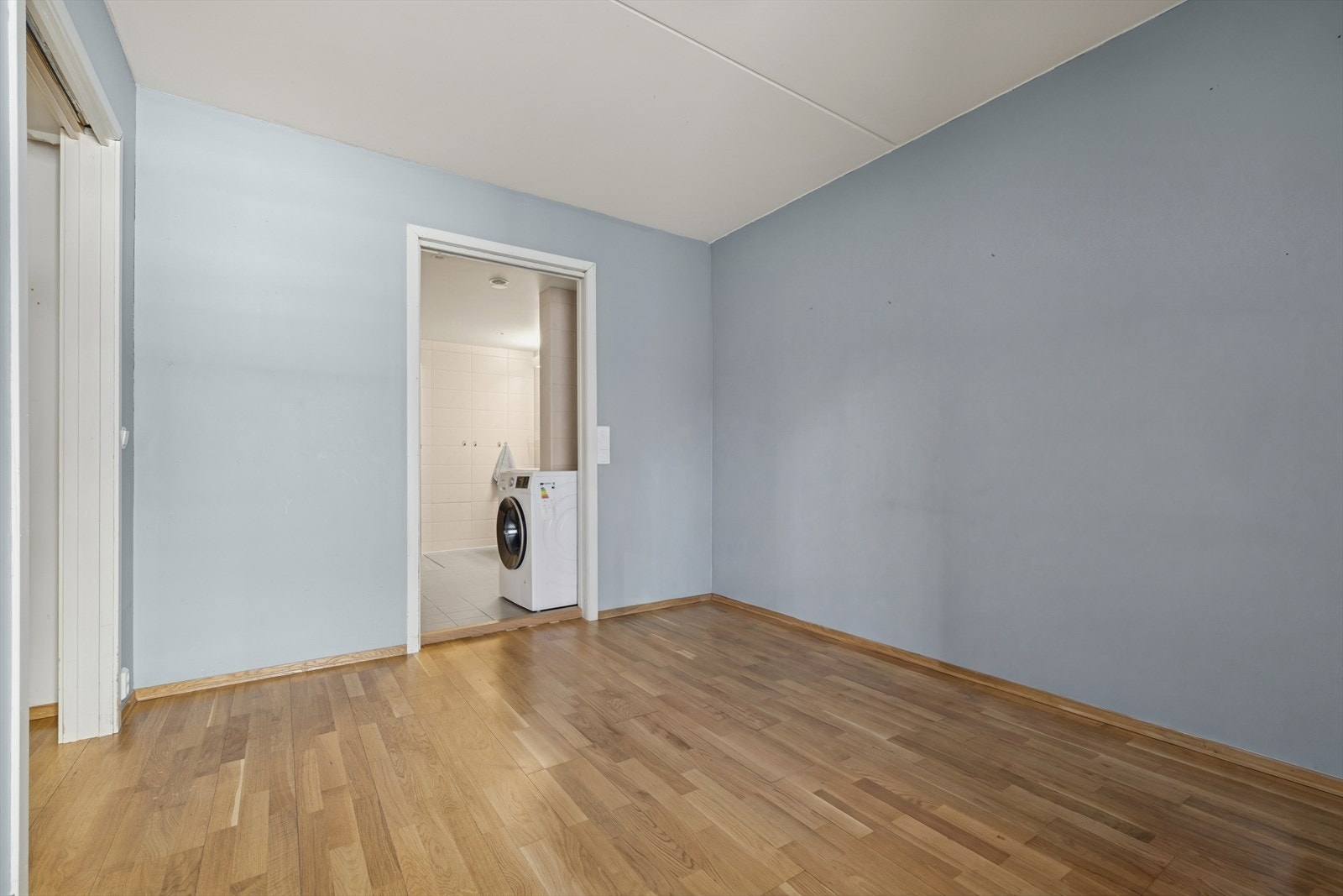 Soverommet er romslig og funksjonelt, med god plass til dobbeltseng og nattbord på begge sider. Fra soverommet er det direkte adkomst til baderommet, en praktisk løsning som gir både komfort og en følelse av privat hotellstandard. Galleribilde