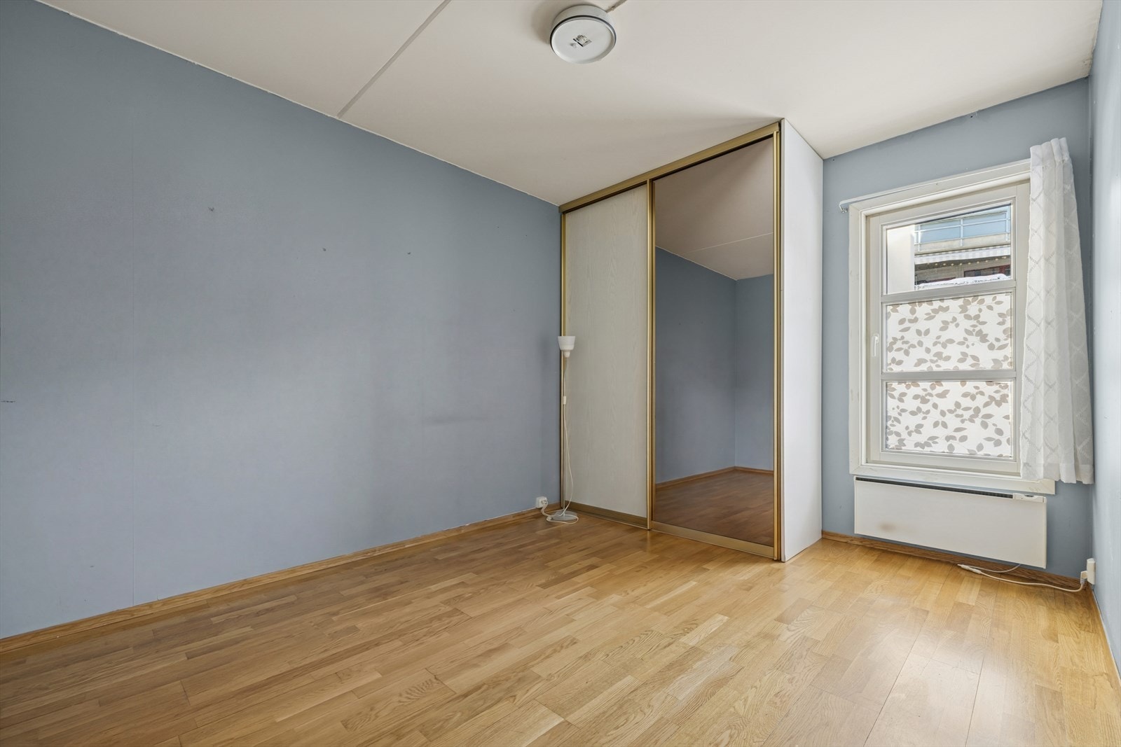 Leiligheten har et lyst og innbydende soverom med godt lysinnslipp, som skaper en behagelig og rolig atmosfære. Rommet oppleves luftig og trivelig, og gir gode rammer for både hvile og en god start på dagen. Galleribilde