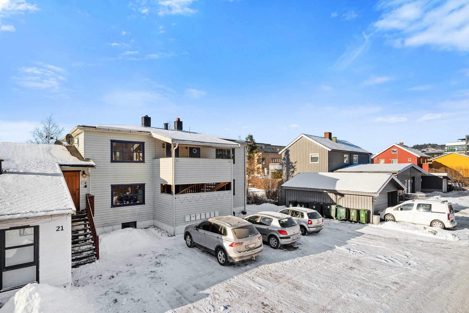 Parkering på oppstillingsplass på sameiets tomt. Galleribilde