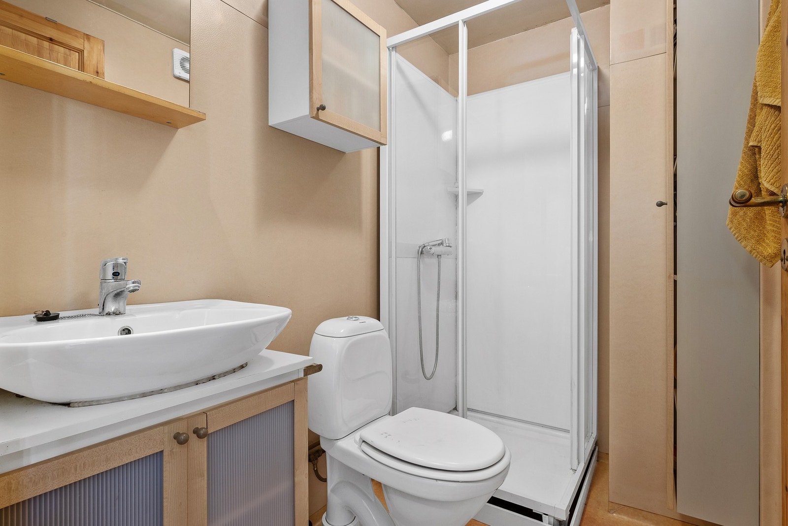 Badet er på 3m² og det er varme i gulvet. Galleribilde