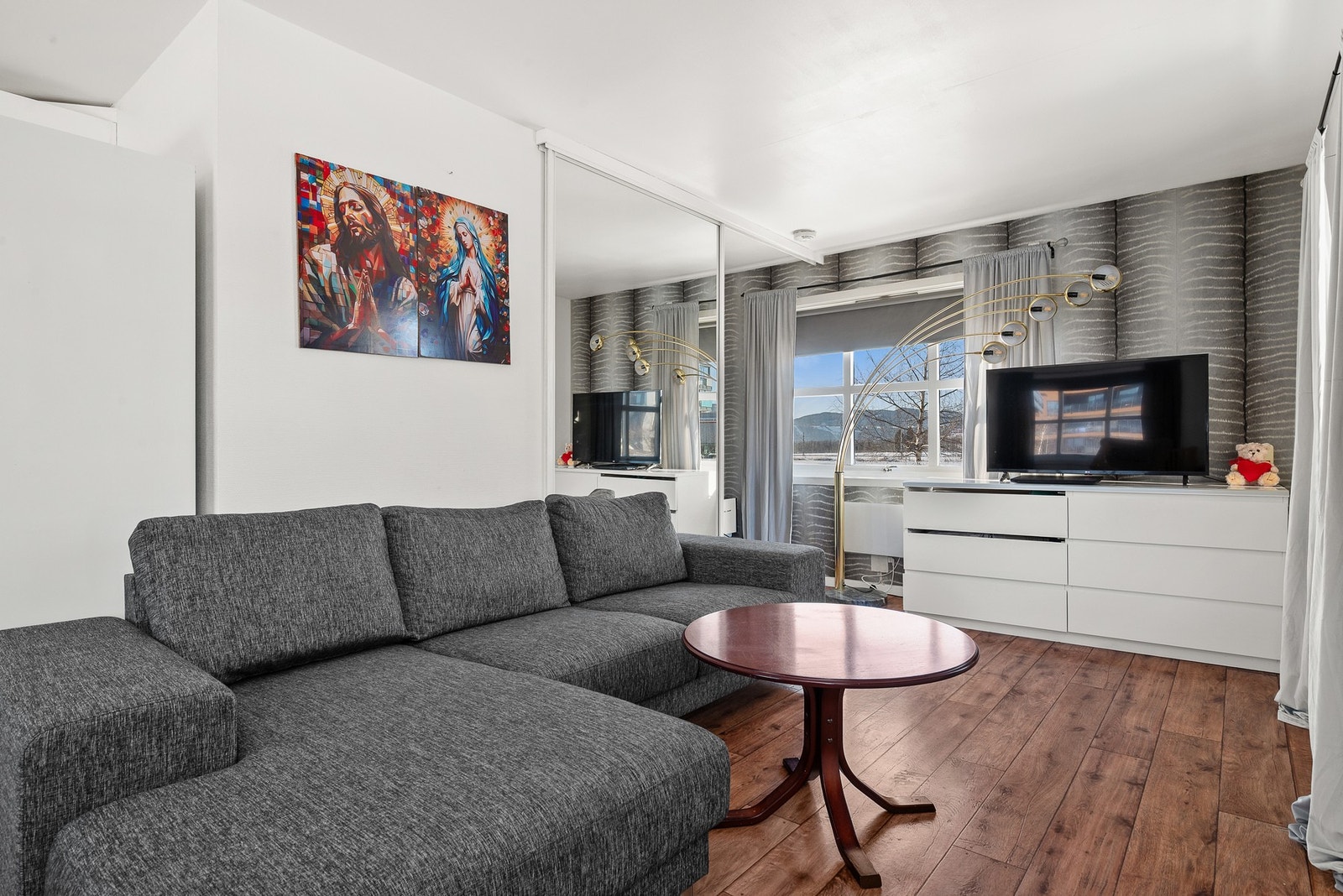 Det er åpen stue/kjøkkenløsning på 22,5m². Galleribilde