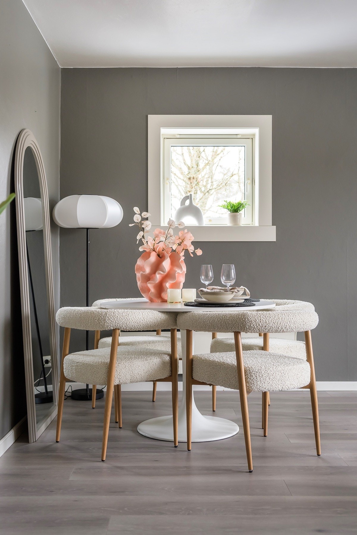 God plass til spisebord i hjørnet av stuen Galleribilde