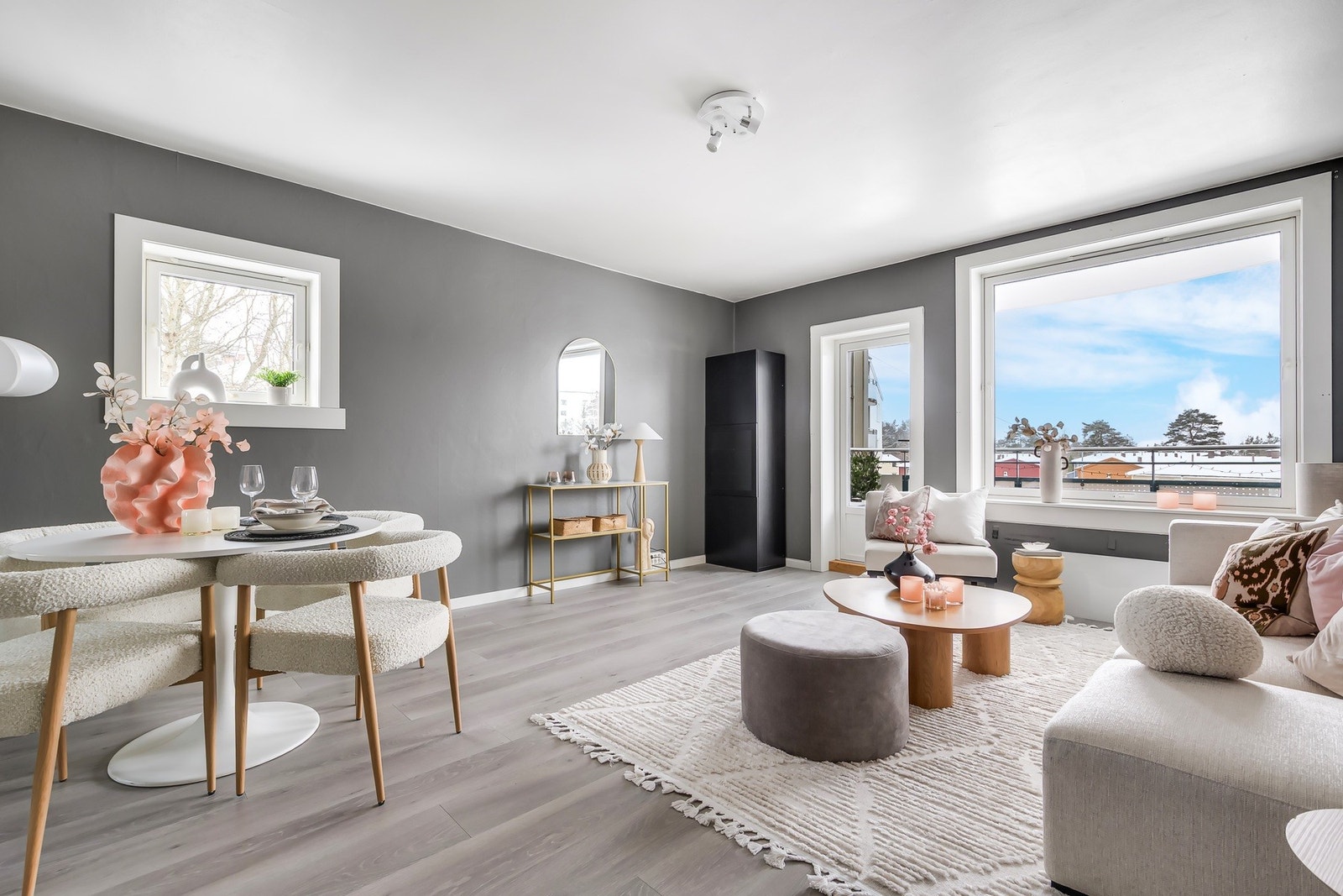 PrivatMegleren Allé v/ André Ekeland har gleden av å presentere hyggelige Mellombølgen 10. Foto: Zovenfra Galleribilde