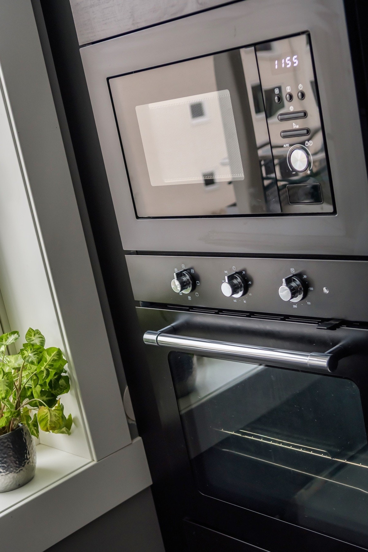 Ved å integrere stekeovn og mikro i praktiske høyskap, slipper du tunge løft og bøying Galleribilde