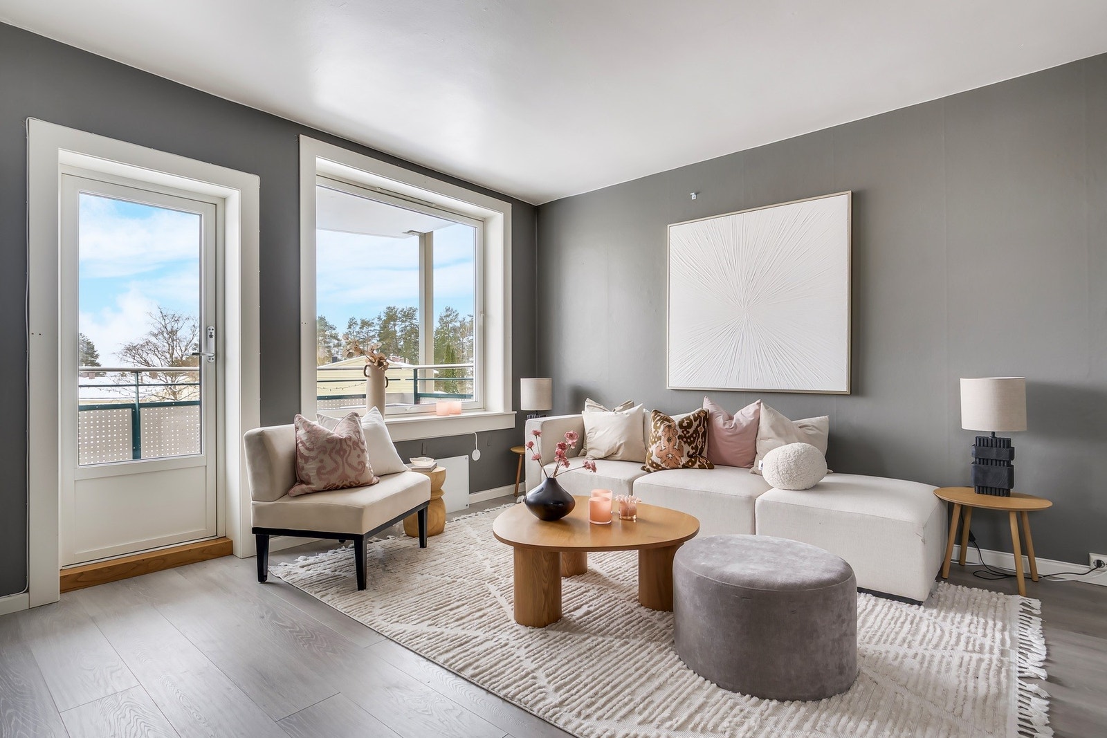 Hjørneleilighet med vindusflater fra flere sider bidrar til mye naturlig lys Galleribilde