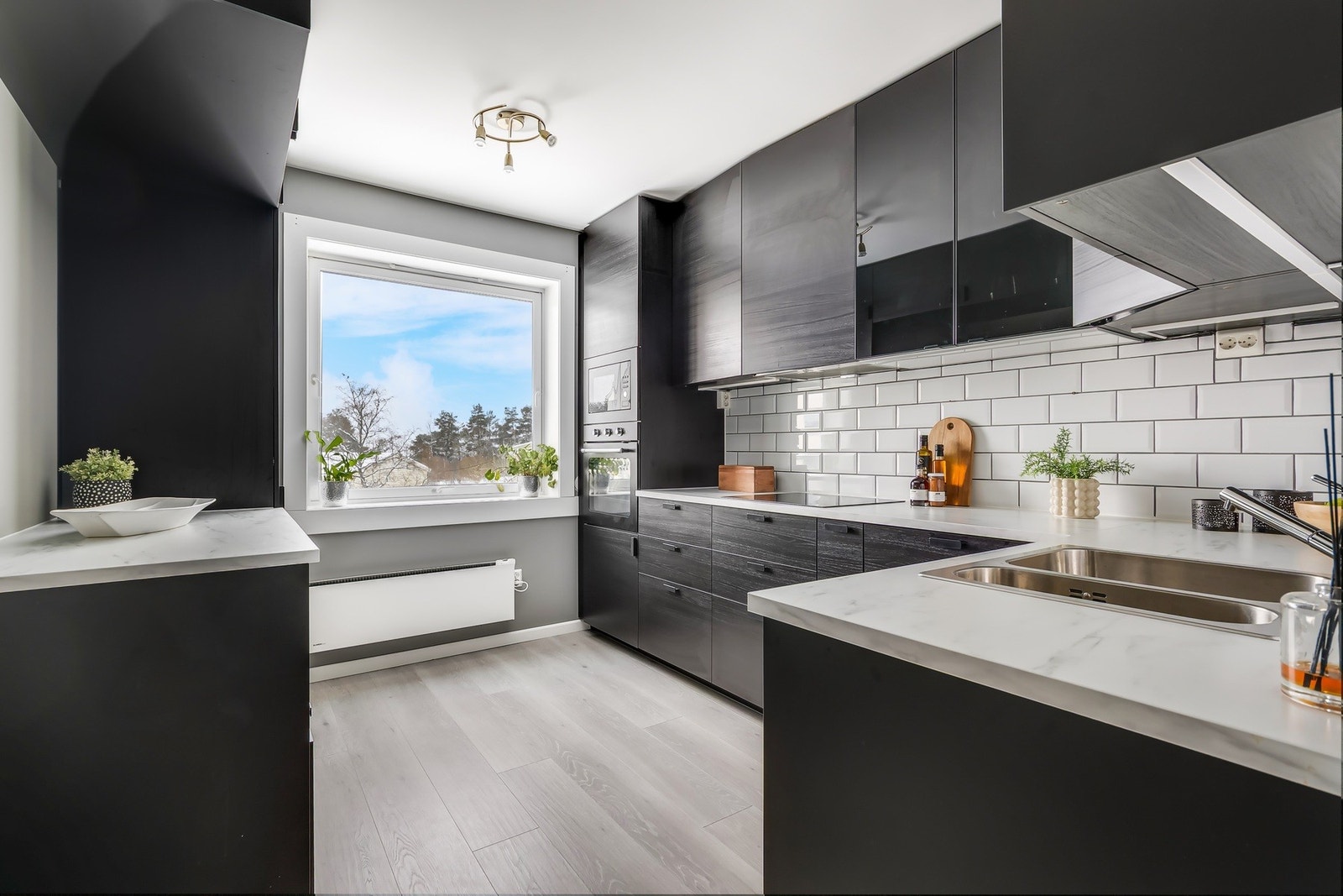 Stilrent kjøkken fra 2019 med gode oppbevaringsmuligheter og benkplass Galleribilde