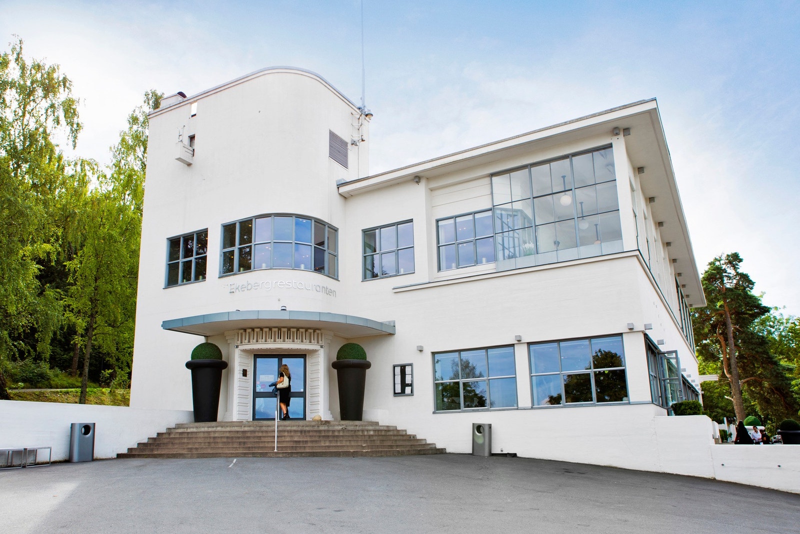 Det er godt kollektivtilbud som blant annet kan ta deg med til Ekebergparken, hvor du også finner Ekebergrestauranten Galleribilde