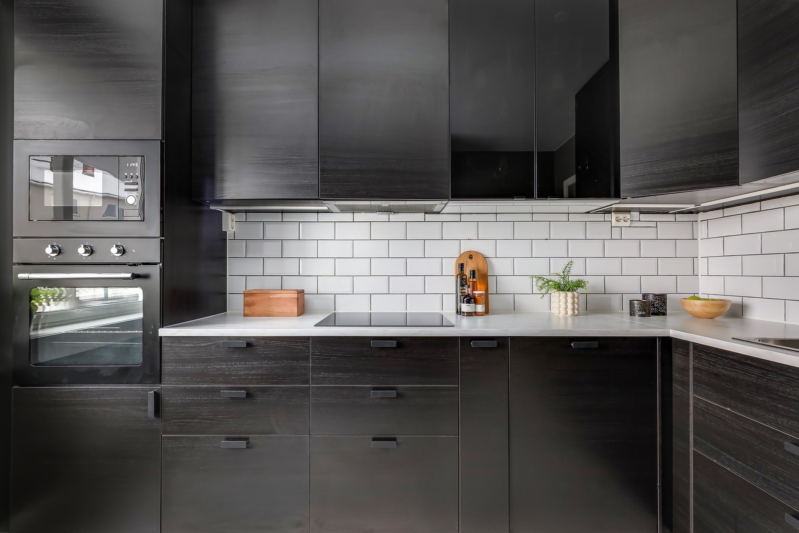 Det er integrert kjøleskap, fryseskap, oppvaskmaskin, platetopp, micro og stekeovn Galleribilde