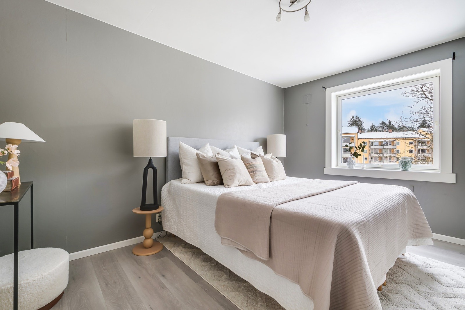 Stort soverom med gode oppbevaringsmuligheter Galleribilde