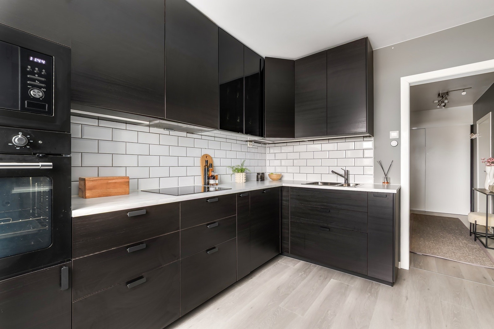 Med ekstra mye skap- og benkeplass er det enkelt å holde orden Galleribilde