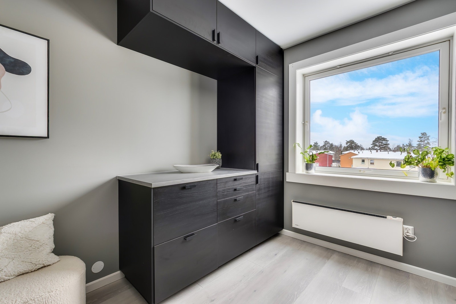 Stor vindusflate gjør det ekstra hyggelig på kjøkkenet Galleribilde