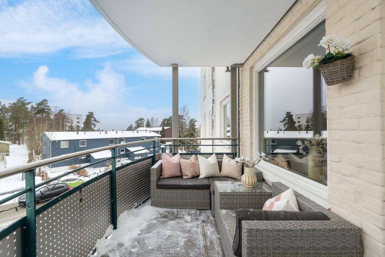 Når våren kommer er det hyggelig å kunne åpne opp, balkongen blir som en god forlengelse av stuen Galleribilde