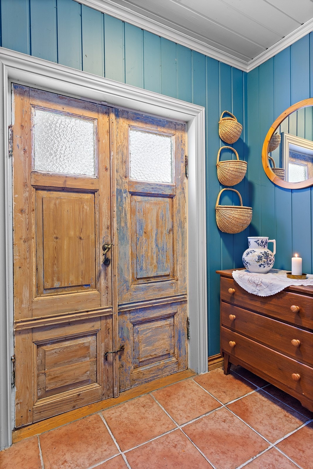 Gammel hyggelig dør til hovedinngangen Galleribilde