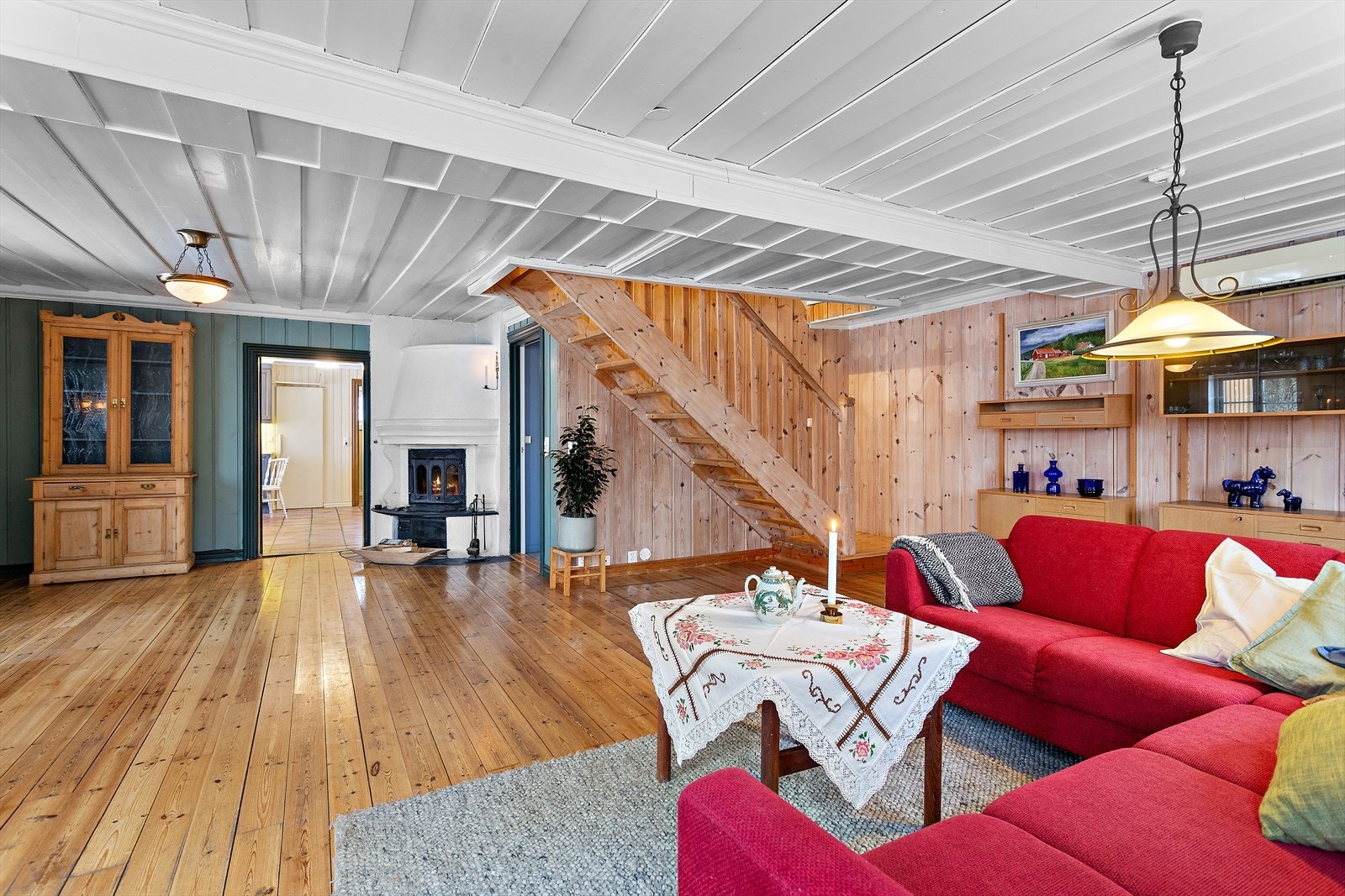 Fra stuen er det trapp opp til loftsetg. Galleribilde