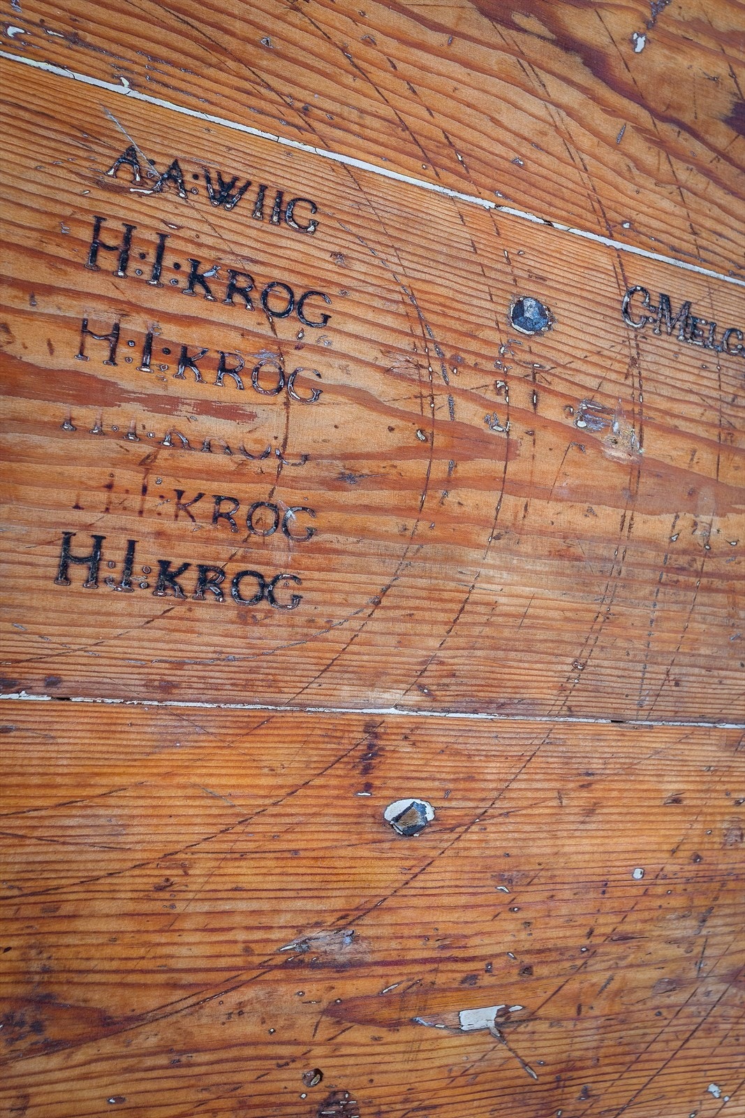 Detalj av den fine døra i Rødstua Galleribilde