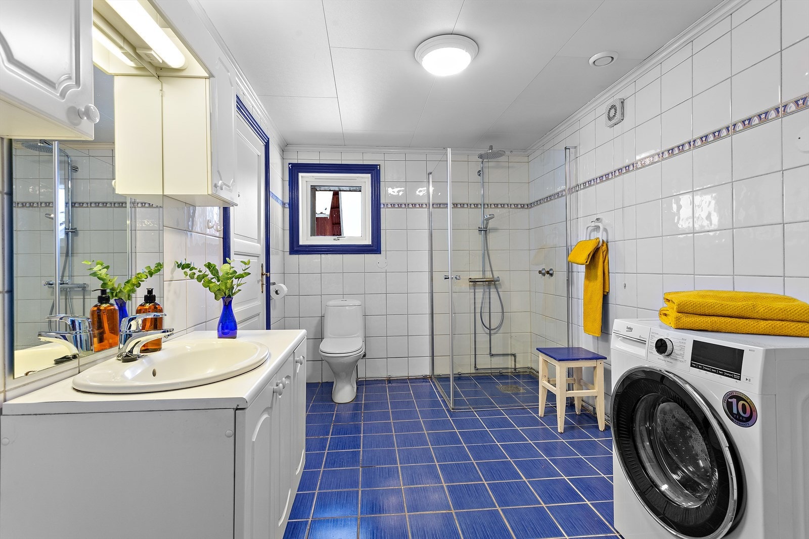 Romslig bad/W.C./vaskerom Galleribilde