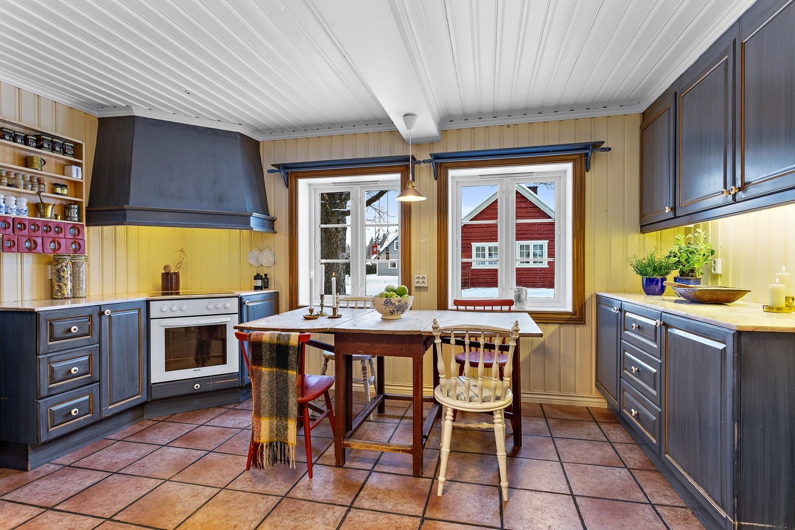 Hyggelig kjøkken med 2 vinduer Galleribilde