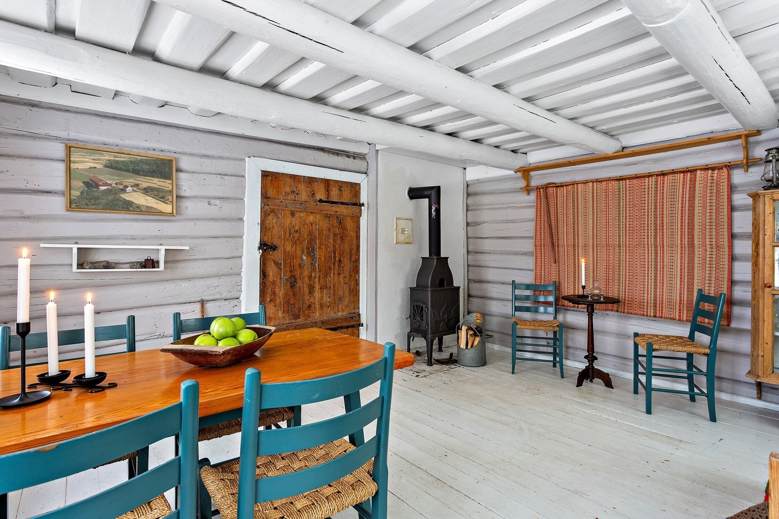 Da er vi inne i den trivelige Rødstua m/vedovn Galleribilde