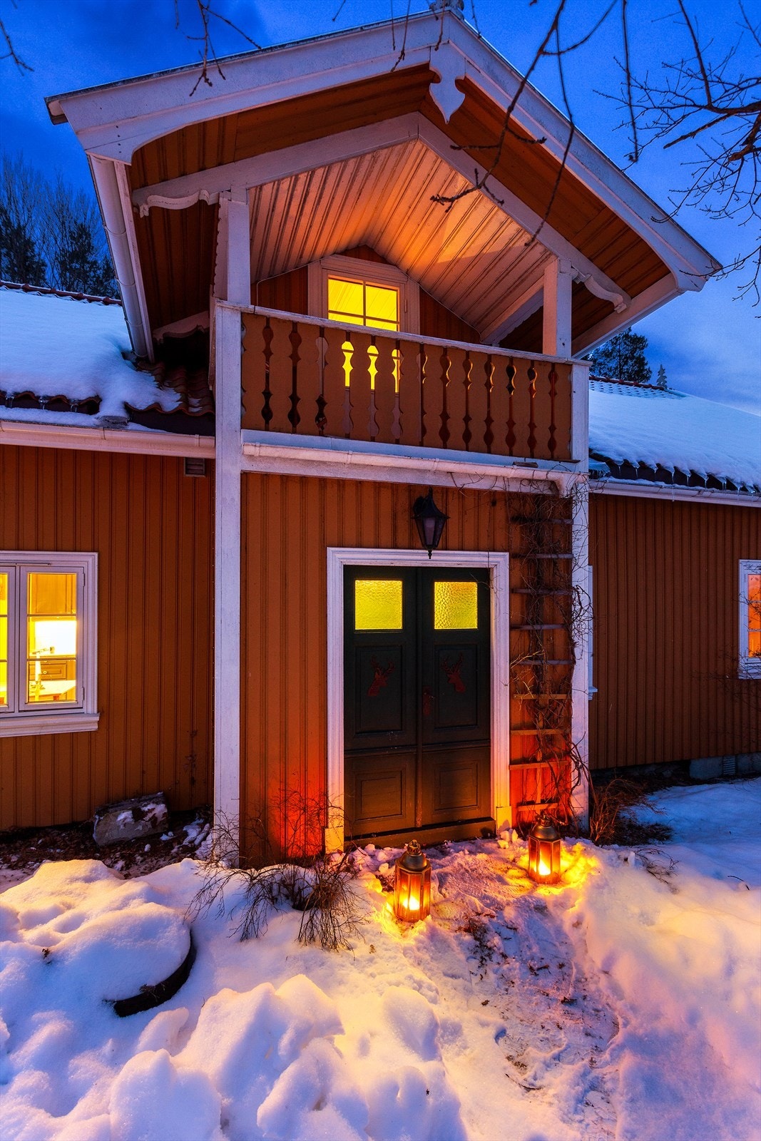 Hovedinngangen med en veranda over Galleribilde